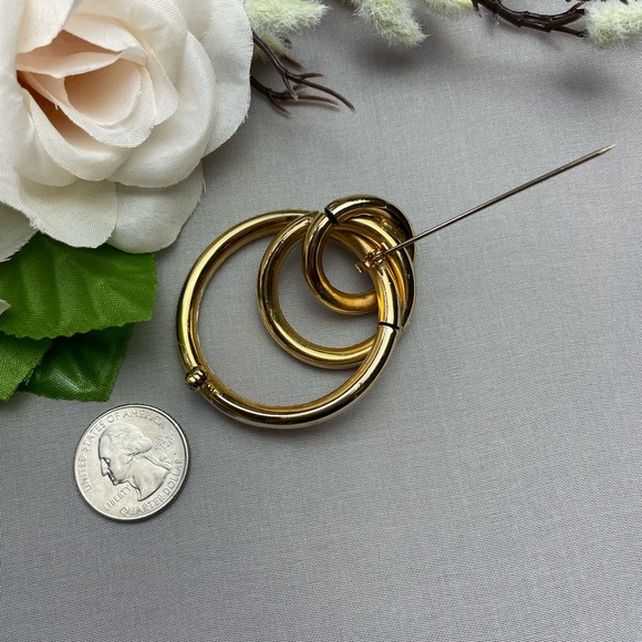 Circle hoop Gold Tone Brooch - Picture 5 of 10